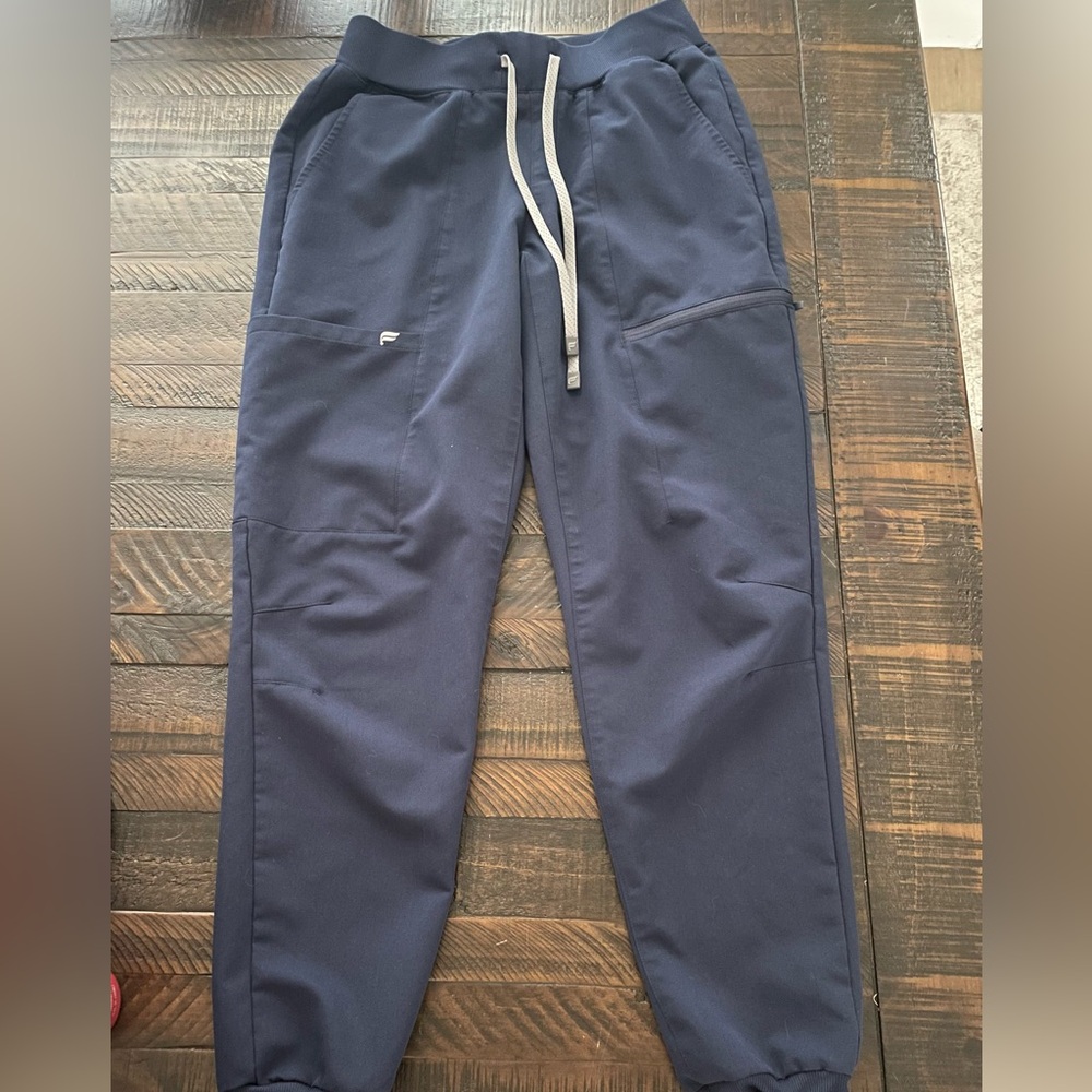 Fabletics Scrub Set in Onyx - Picture 5 of 5